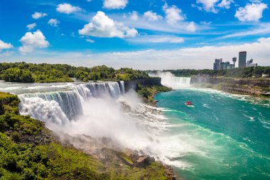 Amerika 'nın Niagara Şelalesi' ndeki Amerikan Şelalesi manzarası