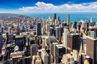 Chicago ve Michigan Gölü 'nün panoramik şehir manzarası güneşli bir günde, Illinois, ABD