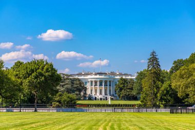 Washington 'daki Beyaz Saray güneşli bir günde, ABD