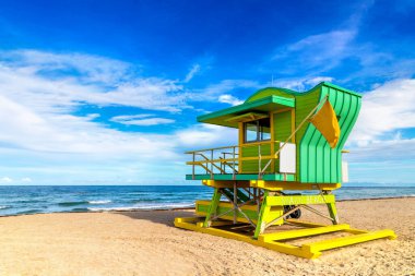 Güney sahilinde cankurtaran kulesi, güneşli bir günde Miami Sahili, Florida