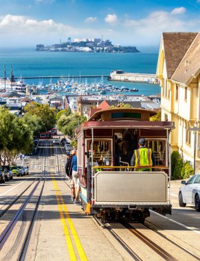 San Francisco, Kaliforniya, ABD 'de bir arka planda Cable Car tramvayı ve Alcatraz hapishane adası