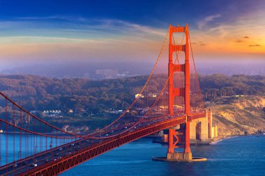 Golden Gate Köprüsü 'nün San Francisco, California, ABD' de günbatımında panoramik görüntüsü