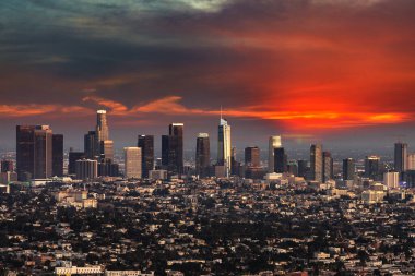 Los Angeles 'ın geceleyin panoramik hava görüntüsü, Kaliforniya, ABD