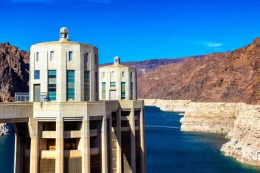 Hoover Barajı ve Colorado Nehri 'ndeki Penstock Kuleleri Nevada ve Arizona sınırı, ABD