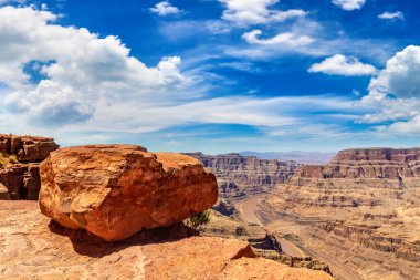 Güneşli bir günde Grand Canyon West Rim 'deki Guano Point, ABD