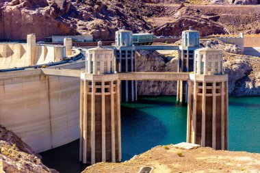 Hoover Barajı ve Colorado Nehri 'ndeki Penstock Kuleleri Nevada ve Arizona sınırı, ABD