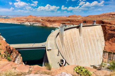 Güneşli bir günde Colorado nehrinde Glen Canyon Barajı, Arizona, ABD