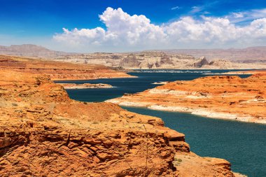 Glen Canyon Colorado nehrinde güneşli bir günde, Arizona, ABD