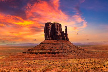 Arizona, ABD 'de muhteşem günbatımında Anıt Vadisi