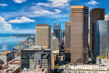 Seattle, ABD 'de güneşli bir günde Seattle iş bölgesinin panoramik hava manzarası
