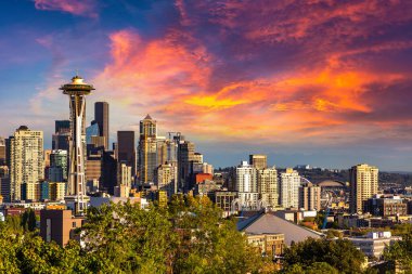 Seattle 'ın günbatımındaki panoramik manzarası, Washington, ABD