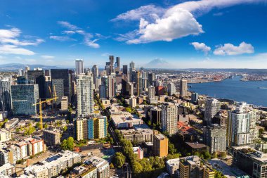 Seattle, ABD 'de güneşli bir günde arka planda Rainier Dağı' nın bulunduğu panoramik hava manzaralı Seattle iş bölgesi.