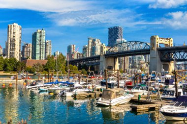Vancouver, Kanada 'da güneşli bir günde Burrard Caddesi Köprüsü