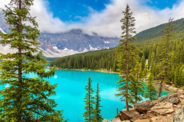 Moraine Gölü 'nün panoramik manzarası, Kanada Banff Ulusal Parkı
