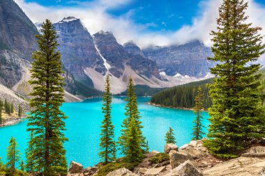 Moraine Gölü 'nün panoramik manzarası, Kanada Banff Ulusal Parkı