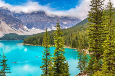 Moraine Gölü 'nün panoramik manzarası, Kanada Banff Ulusal Parkı