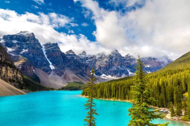 Moraine Gölü 'nün panoramik manzarası, Kanada Banff Ulusal Parkı