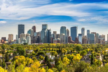Calgary 'nin güneşli bir günde panoramik manzarası, Kanada