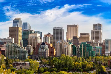 Calgary 'nin güneşli bir günde panoramik manzarası, Kanada