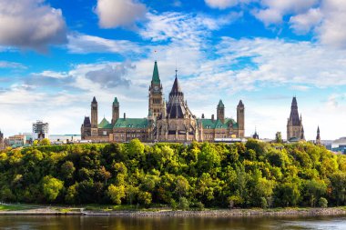 Kanada Parlamentosu Ottawa 'da ve nehri güneşli bir günde, Kanada