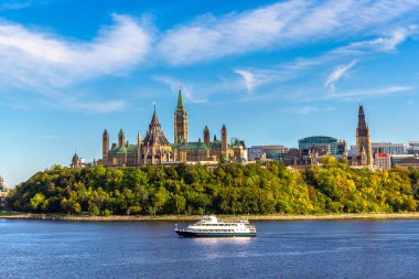 Kanada Parlamentosu Ottawa 'da ve nehri güneşli bir günde, Kanada