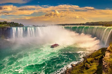 Kanada 'da Niagara Şelalesi, Horseshoe Şelalesi ve Niagara Şelalesi, Ontario, Kanada' da gün batımında tekne turu.
