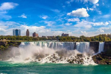 Kanada 'nın Niagara Şelaleleri, Amerika Şelaleleri, Niagara Şelaleleri, Ontario, Kanada' da güneşli bir günde