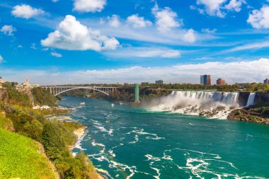 Kanada 'nın Niagara Şelaleleri, Amerikan Şelaleleri ve Gökkuşağı Uluslararası Köprüsü' nün güneşli bir günde Niagara Şelalesi, Ontario, Kanada