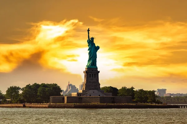 Socha Svobody Při Západu Slunce New Yorku Usa — Stock fotografie