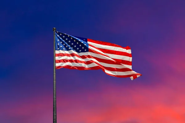 Bandera Ondeando Contra Cielo Del Atardecer Con Hermosa Nube —  Fotos de Stock