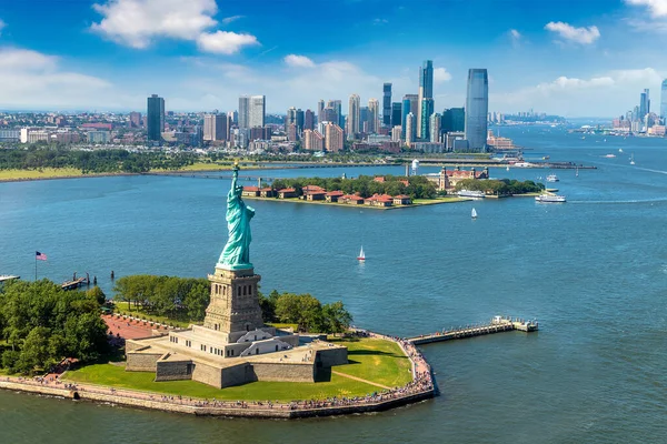 パノラマの空の景色自由とジャージーシティの像とニューヨーク ニューヨーク アメリカのマンハッタンの街並み — ストック写真