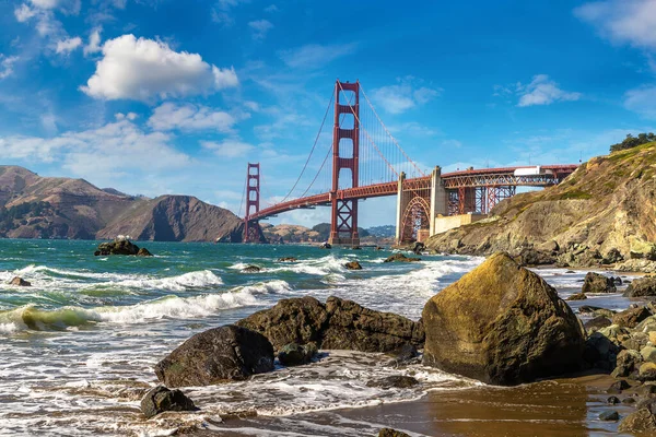 Golden Gate Köprüsü, San Francisco, Kaliforniya 'daki Marshall plajından görüldü.