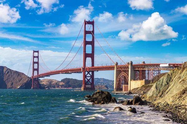 Golden Gate Köprüsü, San Francisco, Kaliforniya 'daki Marshall plajından görüldü.