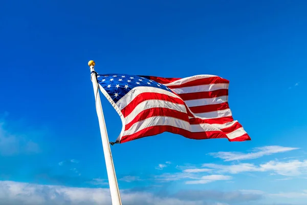 Usa Vlag Zwaaiend Tegen Hemel Met Prachtige Wolk — Stockfoto