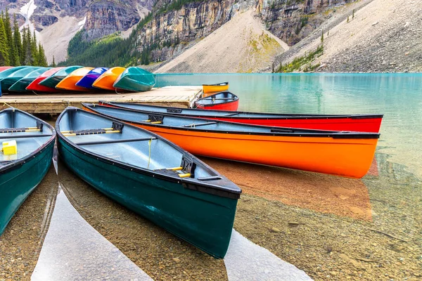 Kanus Auf Dem Lake Moraine Banff National Park Von Kanada — Stockfoto