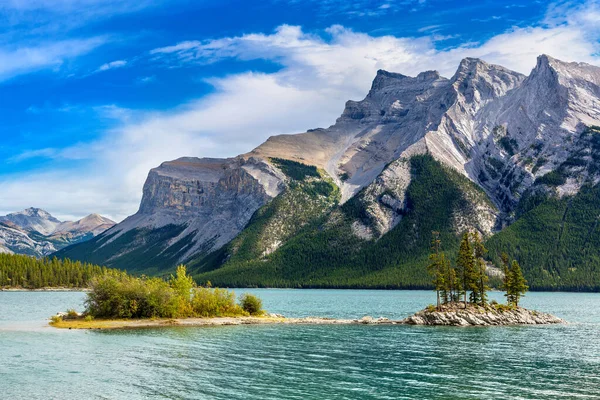 Pequeña Isla Lago Minnewanka Parque Nacional Banff Canadá — Foto de Stock