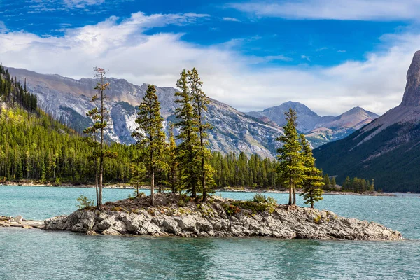 Pequeña Isla Lago Minnewanka Parque Nacional Banff Canadá — Foto de Stock