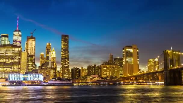 Uhd 4kブルックリン橋の夕日のタイムラプスとアメリカ、ニューヨーク市のマンハッタンのダウンタウンのパノラマビュー — ストック動画