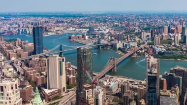New York City, New York, ABD 'deki Brooklyn Köprüsü ve Manhattan Köprüsü panoramik hava görüntüsü