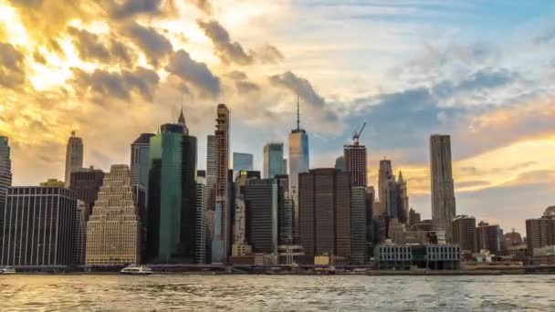 Downtown Manhattan und Hudson River bei Sonnenuntergang in New York City, USA — Stockvideo