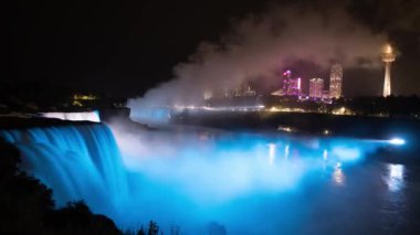 Amerika 'nın Niagara Şelalesi' ndeki Amerikan Şelaleleri 'nin gece manzarası.