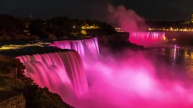 Amerika 'nın Niagara Şelalesi' ndeki Amerikan Şelaleleri 'nin gece manzarası.