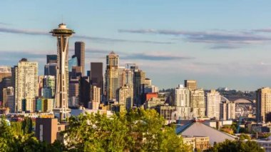 Seattle, ABD 'de güneşli bir günde Seattle iş bölgesinin panoramik hava manzarası