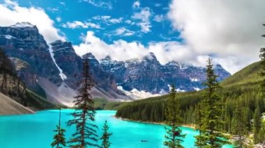 Moraine Gölü 'nün panoramik manzarası, Kanada Banff Ulusal Parkı