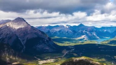 Banff Ulusal Parkı 'ndaki Bow Valley' deki Banff şehrinin panoramik hava manzarası, Kanada Kayalıkları