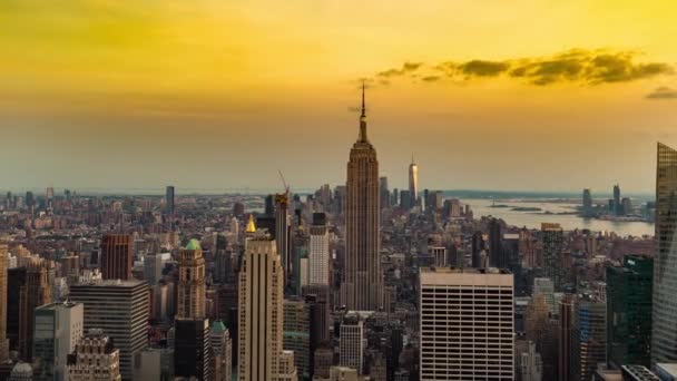 Vista aérea panorámica de Manhattan por la noche en Nueva York, NY, EE.UU. — Vídeos de Stock