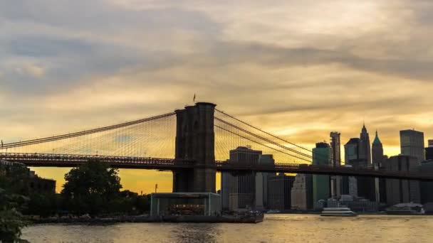 Sunset view of Brooklyn Bridge and panoramic view of downtown Manhattan in New York City, USA — Stock Video