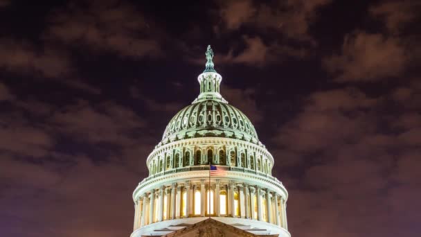 Здание Капитолия США на закате ночью в Вашингтоне, США — стоковое видео