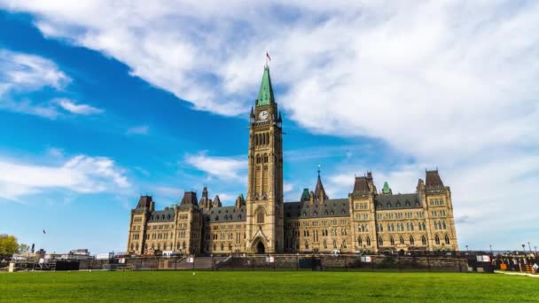 Parlamento canadiense en Ottawa en la colina del Parlamento en un día soleado, Canadá — Vídeo de stock