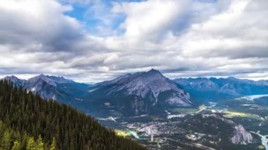 Banff Ulusal Parkı 'ndaki Bow Valley' deki Banff şehrinin panoramik hava manzarası, Kanada Kayalıkları